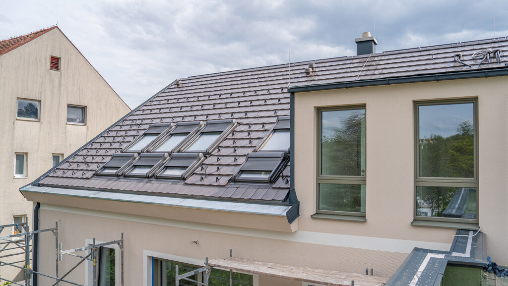 Dachgeschossausbau durch THON Baubetreuung GmbH als Holzbaumeister und Generalunternehmer Dachgeschossausbau durch THON Baubetreuung GmbH als Holzbaumeister und Generalunternehmer