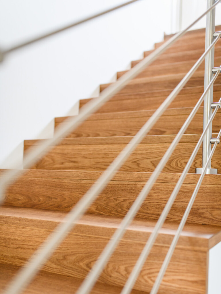 Holzhaus Neubau Genaralunternehmer THON Holztreppe in einem Neubauprojekt der THON Baubetreuung GmbH