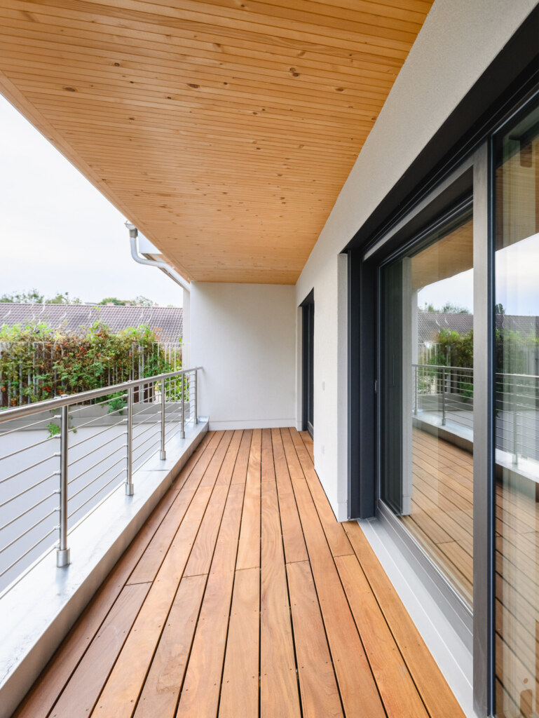 Holzhaus Neubau Genaralunternehmer THON Balkon in einem Neubau der THON Baubetreuung GmbH