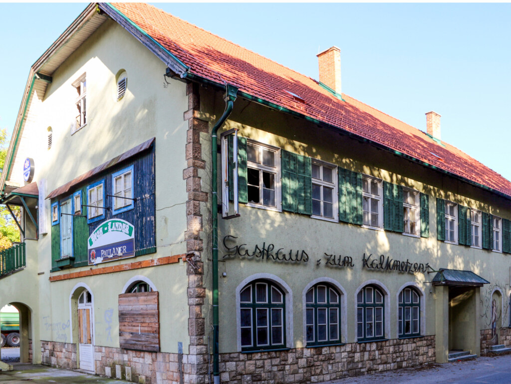 Sanierung Gesundheitszentrum Niederösterreich THON Generalunternehmer Umbau eines ehemaligen Wirtshauses in ein modernes Ärztezentrum durch THON Baubetreuung GmbH als Generalunternehmer in Niederösterreich Generalunternehmer