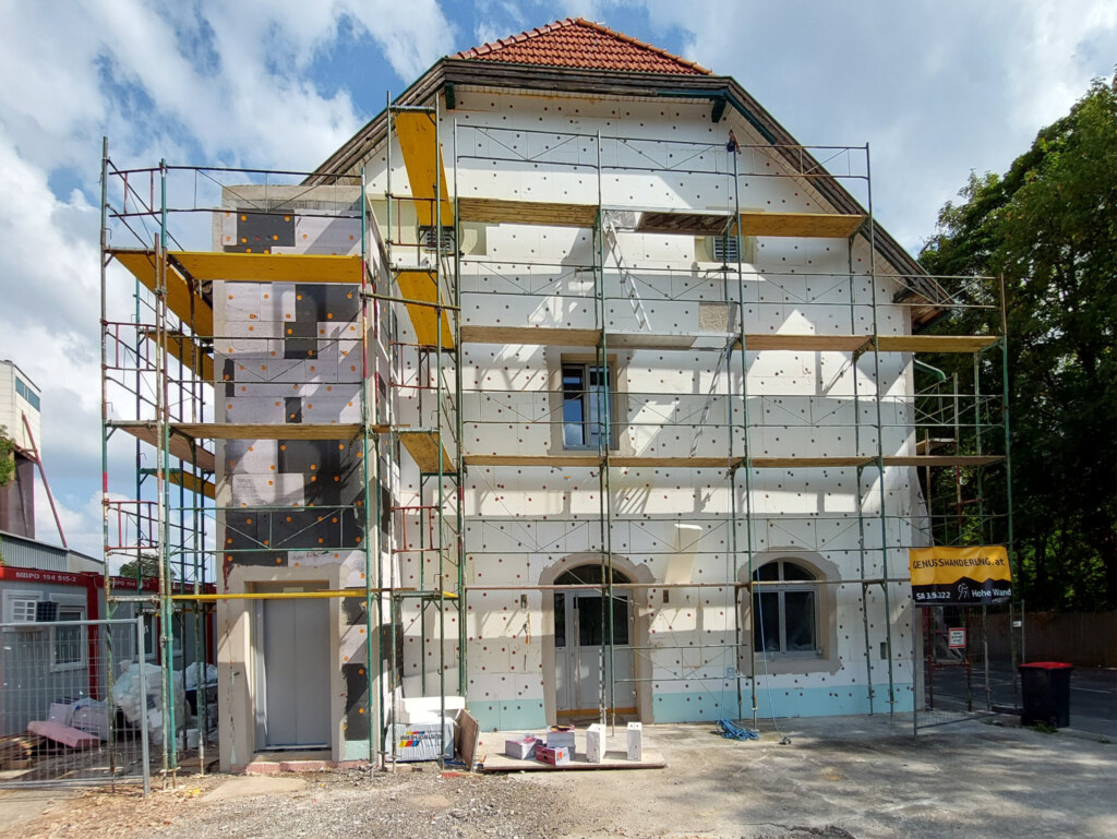 Sanierung Gesundheitszentrum Niederösterreich THON Generalunternehmer Umbau eines ehemaligen Wirtshauses in ein modernes Ärztezentrum durch THON Baubetreuung GmbH als Generalunternehmer in Niederösterreich Generalunternehmer