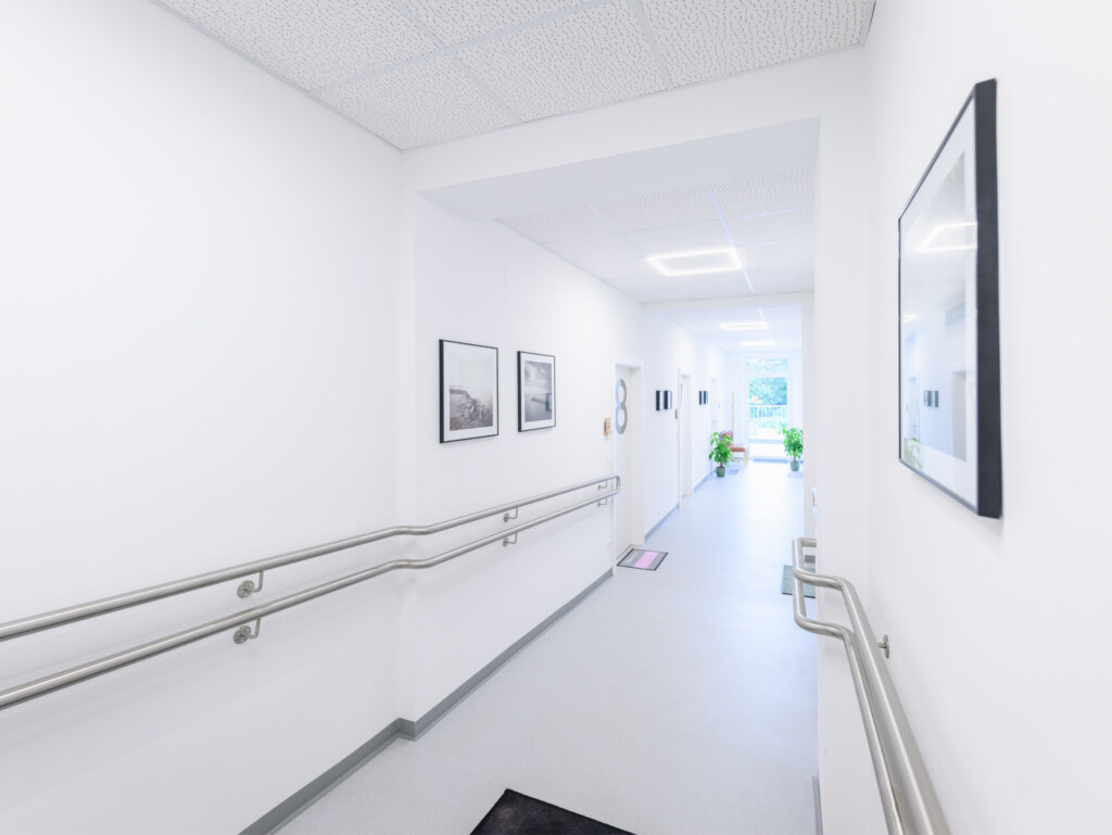 Sanierung Gesundheitszentrum Niederösterreich THON Generalunternehmer Ergebnis der Komplettsanierung: Ärztezentrum realisiert durch THON Baubetreuung GmbH als Generalunternehmer