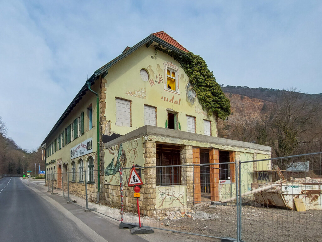 Sanierung Gesundheitszentrum Niederösterreich THON Generalunternehmer Umbau eines ehemaligen Wirtshauses in ein modernes Ärztezentrum durch THON Baubetreuung GmbH als Generalunternehmer in Niederösterreich