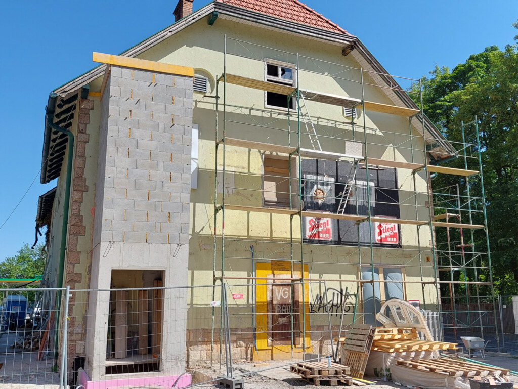 Sanierung Gesundheitszentrum Niederösterreich THON Generalunternehmer Umbau eines ehemaligen Wirtshauses in ein modernes Ärztezentrum durch THON Baubetreuung GmbH als Generalunternehmer in Niederösterreich