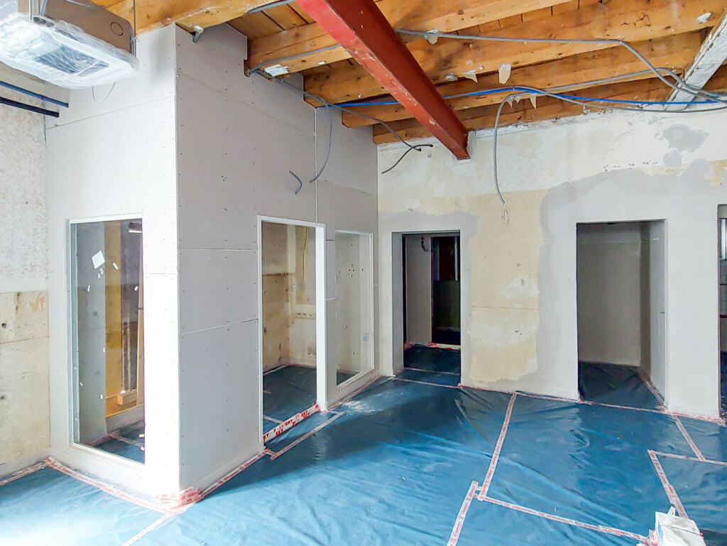 Sanierung Gesundheitszentrum Niederösterreich THON Generalunternehmer Umbau eines ehemaligen Wirtshauses in ein modernes Ärztezentrum durch THON Baubetreuung GmbH als Generalunternehmer in Niederösterreich