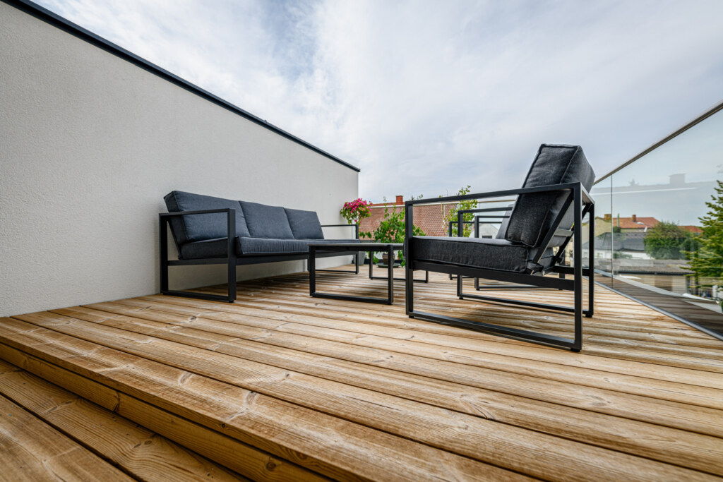 HiRes 115106 DSC_5243 Holzterrasse eines Neubaus in Holzbauweise umgesetzt durch THON Baubetreuung als Generalunternehmer und Planer