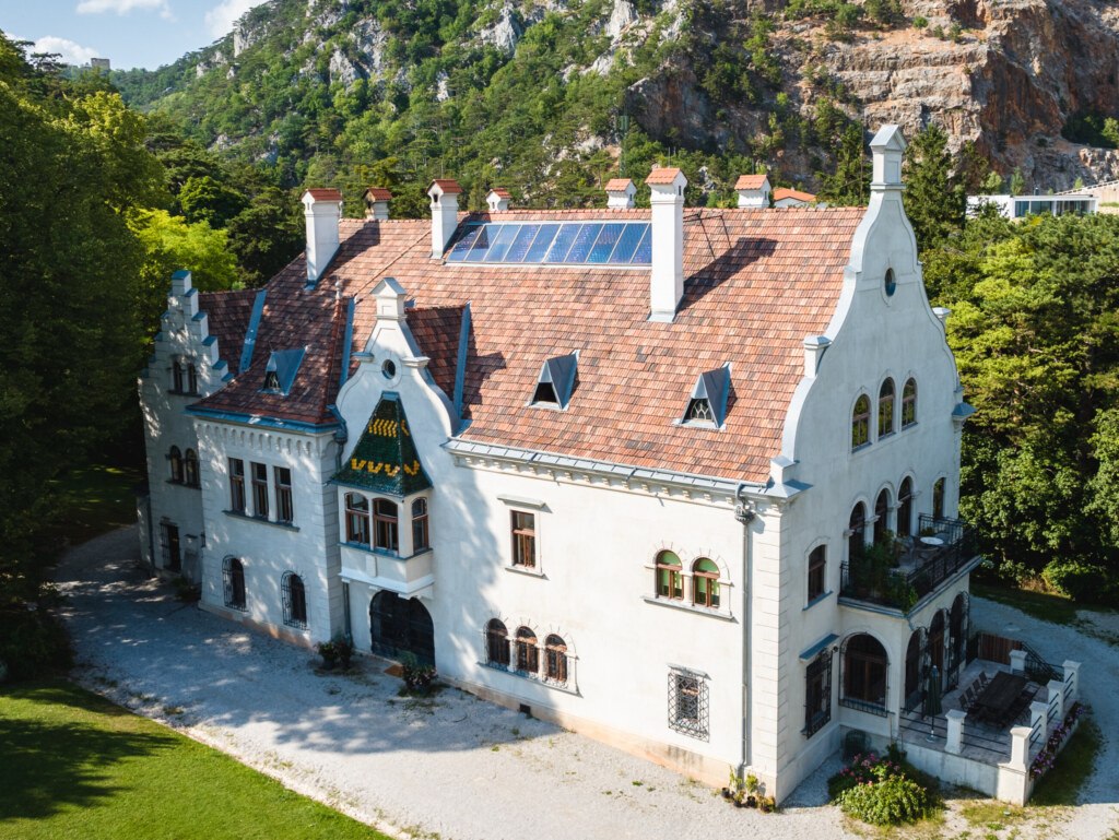 Vorlage für Bilderexport quer11 Dachsanierung eines Schlosses, umgesetzt von THON Baubetreuung GmbH