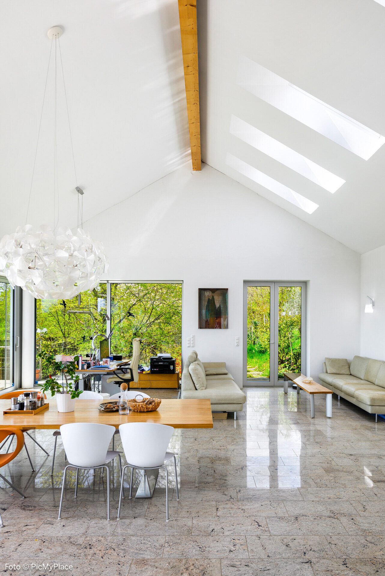 Neubau eines Einfamilienhauses mit den Mitteln des Holzbaus durch THON Baubetreuung GmbH als Generalunternehmer